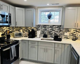 2 Bedroom Apt 5 min from Metro Pike n Rose - Rockville - Kitchen
