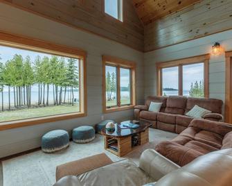 Bois Blanc Island Lighthouse Home. Iconic Sunset Views Of The Mackinac Bridge! - Mackinac Island - Salon