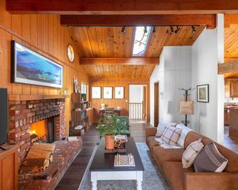 TurtleBear by AvantStay Stunning Character Cabin w Entertainers Patio Table Tennis - Big Bear Lake - Living room