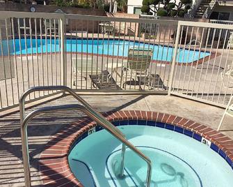 Great location/Steps to beautiful beach/King bed/EV charger/parking - Carpinteria - Bazén