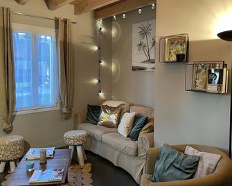 Cocooning gîte, swimming pool, near Bassin d'Arcachon, 30 min from beaches, sleeps 6 - Belin-Béliet - Sala de estar