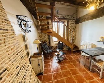Maison d'hôtes et gîte au Manoir de la Haute Pilais - Шантпі - Вітальня