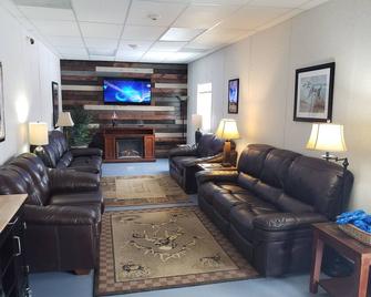 Williams County Lodge - Williston - Living room