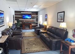 Target Hospitality-Williams County Lodge - Williston - Living room