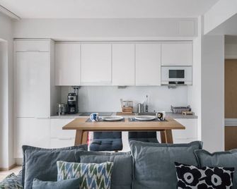 Modern 1BR with Huge Balcony Above Mall of Tripla by Nordic Stay Collection - Helsinki - Balcón