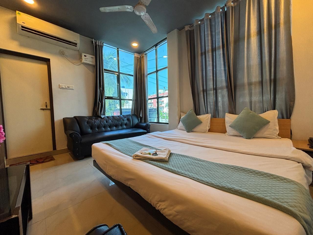 Hotel Aditya Palace Guwahati - Guwahati - Bedroom