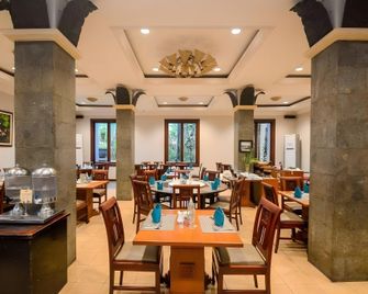 Lotus Garden Hotel By Waringin Hospitality - Kediri - Ресторан