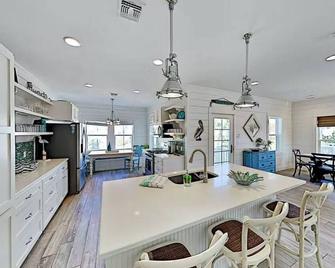 Steps To The Beach! Beautiful 4 Bdrm 5 Bath Home W/Pool & Hot Tub - Port Aransas - Eetruimte