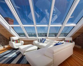 Old Port Penthouse Suite - Amazing Harbor Views - Portland - Living room