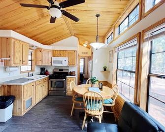 Sally's Cabin is a quaint two bedroom tiny home - Woodland Park - Cocina