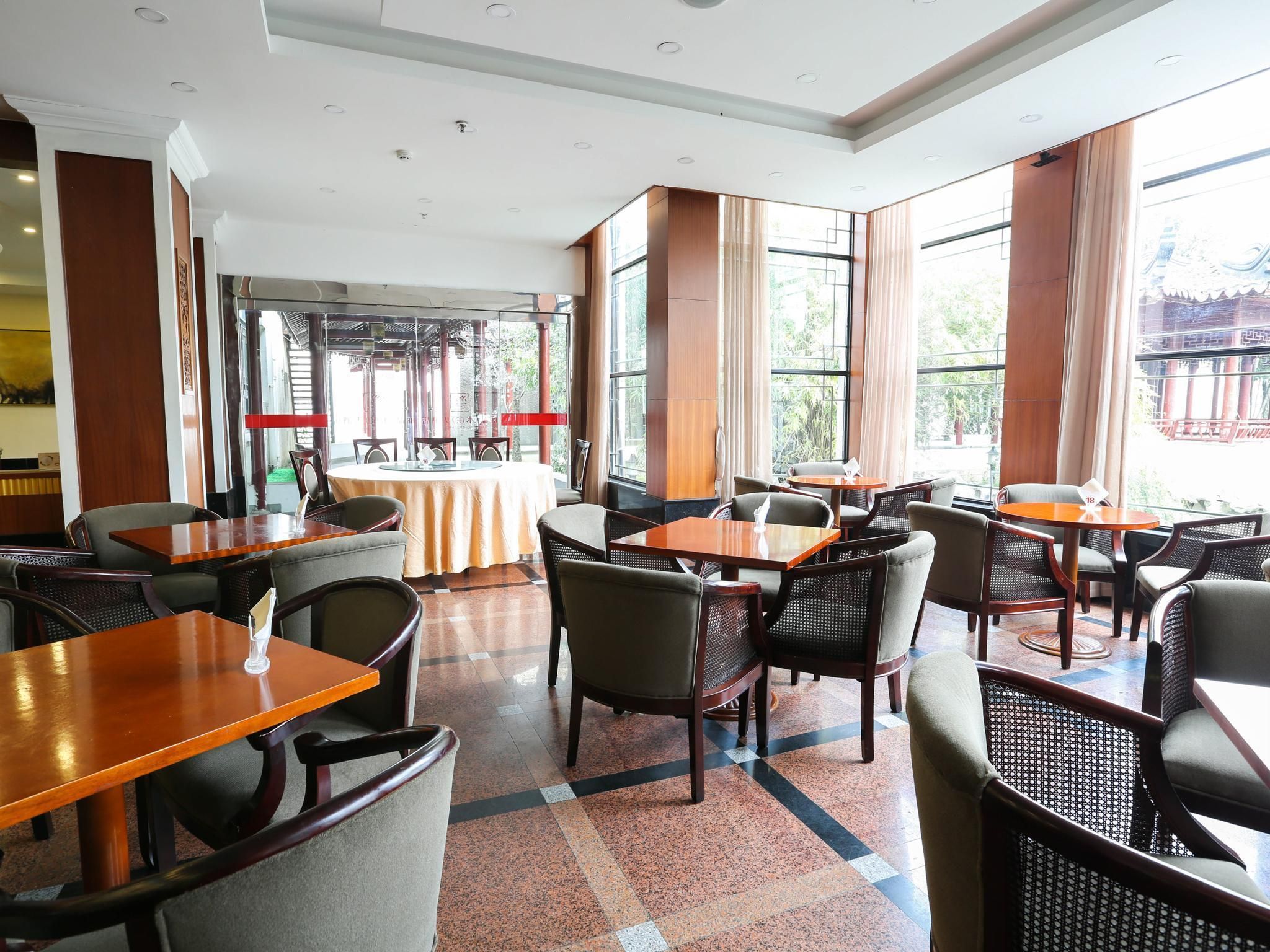 Riverside Hotel - סוג'ואו - מסעדה