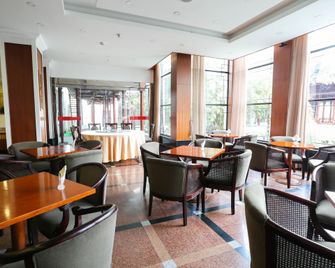 Riverside Hotel - סוג'ואו - מסעדה