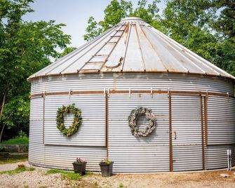 Guest Grain Bin Foghorn Leghorn sleeps 8 - Hermann