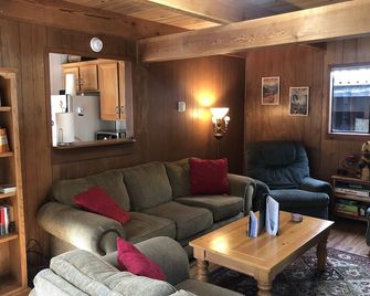 The Lazy Lady. A cozy cabin retreat with beautiful views close to town. - Shaver Lake - Sala de estar