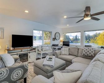 Lakehouse Living Quiet Waterfront Escape - Spanaway - Sala de estar