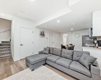 1-Bed, w/ In-Unit Washer & Dryer, Cozy Living,1-2 Min Drive to Anthony Henday! - Edmonton - Living room