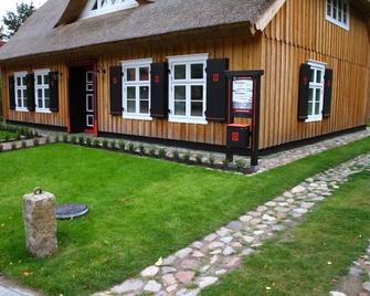 'dat Hus' is a 150 year old, thatched sailor's house - Born am Darss - Building