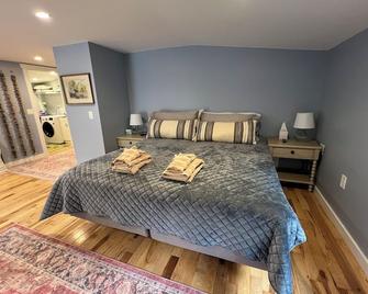 Bright clean apartment w/free use of car w/private beach sticker. Pet friendly! - West Tisbury - Bedroom