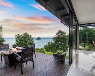 Jacuzzi Suite - Ocean Views & Beach - Kaiteriteri - Balcony