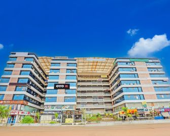 Hotel O Yuvraj - Ahmedabad - Gebäude