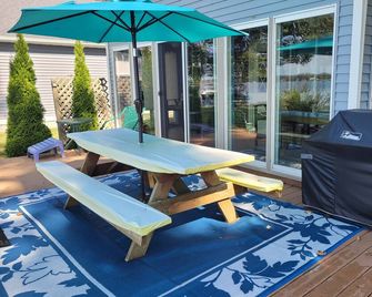 Loon Lodge - Super Cute, Lakefront, Bonfire Ring, and Private Dock! - Oscoda - Terasa