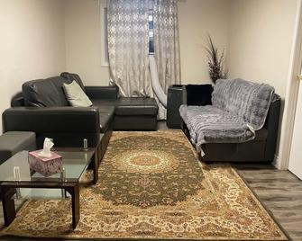 Downtown Apartment 6 or 7 People - Bowmanville - Living room