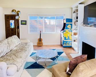 Downtown on Dominga! STEPS to anywhere in Fairfax - Fairfax - Living room