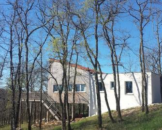 Modern tree house with wooden terrace and private heated pool - Luzech - Vista del exterior