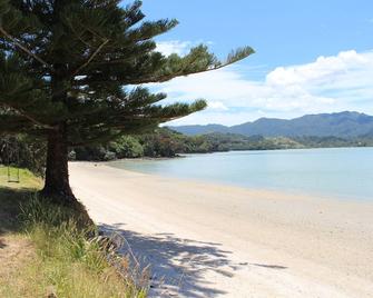 Beachfront Bliss ~ Upper Deck Apartment - Coromandel - Beach