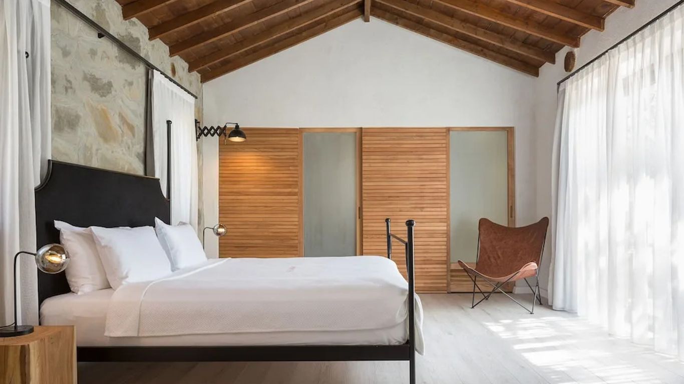 Gillham Vineyard Hotel