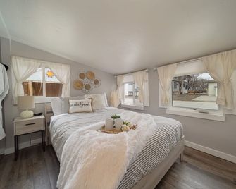 Historic, Charming GJ Downtown tiny home- Best location! - Grand Junction - Bedroom
