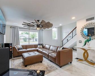 Family Fun 4-bedroom house House with Pool & Hot Tub & Game Room & Mini Golf in Chandler - Chandler - Living room