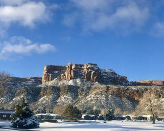 Steps away from golf course, monument and trails with spa and amazing views - Grand Junction - Building
