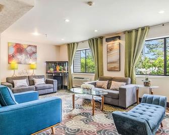 Relax and Recharge in Poulsbo! Free Parking, Pet-friendly Property - Poulsbo - Living room