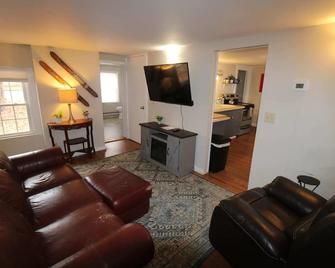 Gore Mountain Lift View Ski House: Wade St. 1 - North Creek - Living room
