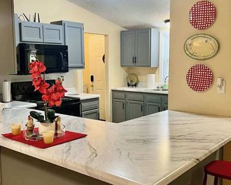 Wayne's World - A Nature Lovers Dream! - Hazard - Kitchen