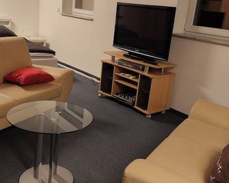 15 minutes from the city center in the middle of greenery, the family room with 3 beds. - Dresden - Living room