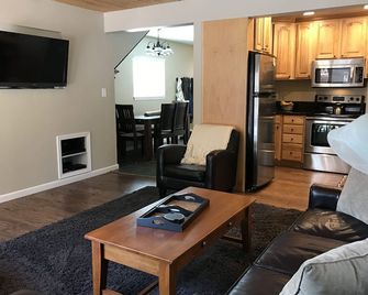 Beautiful Level Entry 3 Bedroom, 6 Beds, 2 Bath with 1 parking space - Incline Village - Living room