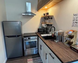 Sinopah Mountain Chalet - East Glacier Park - Küche