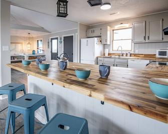 Dog friendly, Hatteras style home with AMAZING sunset views! - Rodanthe - Kitchen