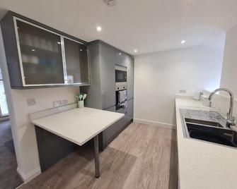 Perfect Location 3 Bed Serviced apartment with Bike Storage for BPW. Close to Brecon Beacons - Merthyr Tydfil - Kitchen