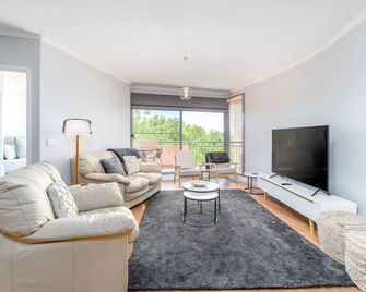 New To Vrbo: Modern & Homely 2br Burke Crescent Apartment - Kingston - Pokój dzienny