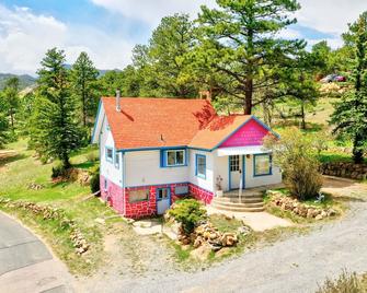 Vintage Cabin With Hot Tub, Convenient In-Town Location & Mountain Views! R#3511 - Estes Park - Building