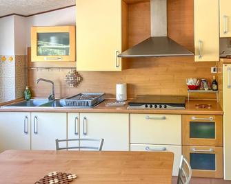 Stunning Apartment In Penne With Wifi - Penne - Kitchen
