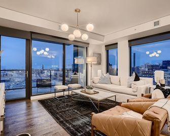 Luxury Furnished Condo in the Iconic Coloradan Live in the Heart of Denver! - Denver - Living room