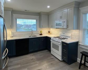 Beautiful sun filled 2 BR 3 blocks from beach- 2 beach passes- kids are free - Long Branch - Küche