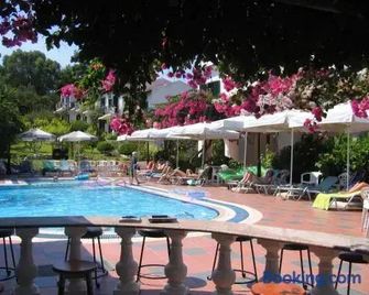 Tara Beach Hotel - Skala - Piscina