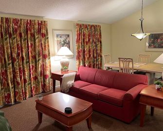 TimeOut 2! Spacious 2 bed/2bath condo, Sleeps 6, Pool! - Mulberry - Living room