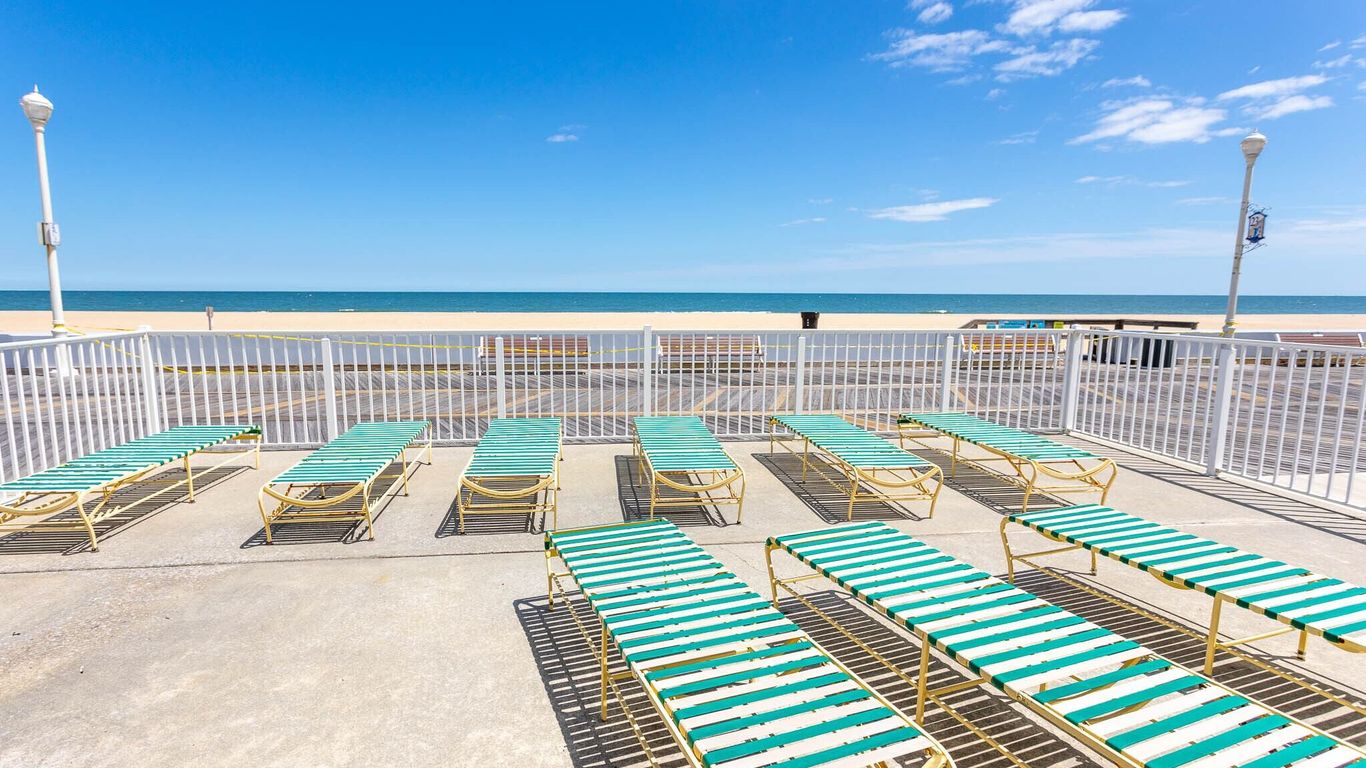 Fish Tales Boardwalk Inn