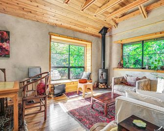 Unique and Serene Retreat, 7 Mi to Downtown Portland - Portland - Sala de estar
